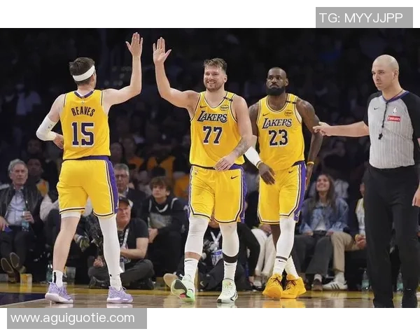 2008年NBA湖人与骑士对决回顾：经典比赛瞬间与球星表现分析
